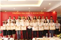 Đ/c Nguyễn Cảnh Phú - Hiệu trưởng nhà trường - trao Giấy khen cho các Tập thể  đạt thành tích cao trong năm học