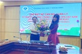 PGS.TS. Nguyễn Cảnh Phú - Bí thư Đảng ủy, Hiệu trưởng nhà trường - tặng hoa chúc mừng Trưởng Ban nữ công - Vương Hải Hà
