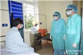 Lãnh đạo Sở Y tế Nghệ An thăm động viên bệnh nhân tại khu cách ly. Ảnh: Thanh Hoa