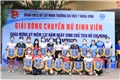 ThS. Bùi Thị Hồng Thu - P.Trưởng phòng Công tác Sinh viên - chụp ảnh lưu niệm cùng đại diện các đội bóng (Ảnh: Đoàn trường)