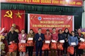 Đ/c Cao Trường Sinh và đ/c Nguyễn Thị Quỳnh Nga trao quà cho các hộ gia đình