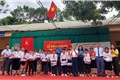 Đoàn công tác trường ĐHYK Vinh tặng quà cho các em học sinh trường THCS Hữu Khuông nhân dịp lễ Khai giảng