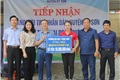 Đại diện lãnh đạo huyện Kỳ Sơn và Thị trấn Mường Xén đón nhận món quà của tập thể Y khoa Vinh