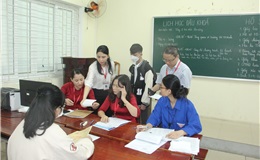 TS. Nguyễn Văn Tuấn - P.Hiệu trưởng phụ trách - (áo kẻ sọc) kiểm tra đôn đốc tình hình ngày đầu đón tiếp sinh viên