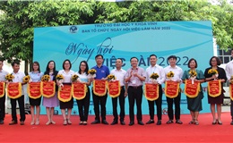 TS. Nguyễn Văn Tuấn - P.Hiệu trưởng trường ĐHYK Vinh - trao hoa, cờ lưu niệm cho các đơn vị tài trợ và tham gia  chương trình