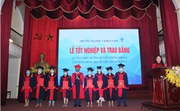 PGS.TS. Nguyễn Cảnh Phú - Bí thư Đảng ủy, Hiệu trưởng nhà trường - trao bằng tốt nghiệp cho các sinh viên tốt nghiệp loại Giỏi