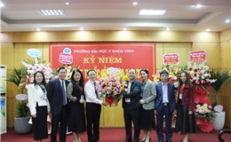 Đ/c Nguyễn Viết Hưng - Giám đốc Sở Nội Vụ - tăng hoa chúc mừng tập thể nhà trường