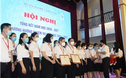 PGS.TS. Nguyễn Cảnh Phú - Hiệu trưởng - tặng Giấy khen cho các cá nhân đạt danh hiệu Chiến sỹ thi đua cấp cơ sở