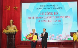 Đ/c Bùi Thanh An - UVBTV, P. Chủ tịch tỉnh - trao Quyết định bổ nhiệm chức vụ Hiệu trưởng đối với TS. Nguyễn Văn Tuấn