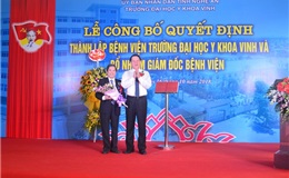 Đồng chí Lê Minh Thông phát biểu chúc mừng Bệnh viện và Nhà trường