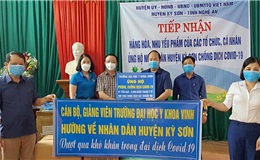 Lãnh đạo chuyên môn và công đoàn tặng quà cho nhân dân huyện Kỳ Sơn