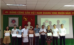 PGS.TS. Nguyễn Cảnh Phú - Bí thư đảng ủy, Hiệu trưởng nhà trường - trao chứng chỉ cho các học viên tạii BVĐK khu vực Tây Bắc