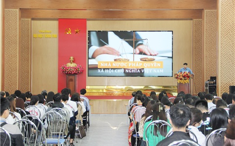 Đ/c Nguyễn Quang Vinh - Phó ban Tuyên giáo Thành ủy Vinh - báo cáo Hội nghị