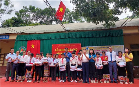 Đoàn công tác trường ĐHYK Vinh tặng quà cho các em học sinh trường THCS Hữu Khuông nhân dịp lễ Khai giảng