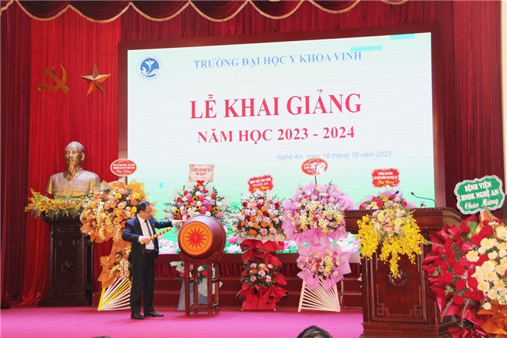 Hiệu trưởng Nguyễn Văn Tuấn đánh trống khai giảng năm học mới