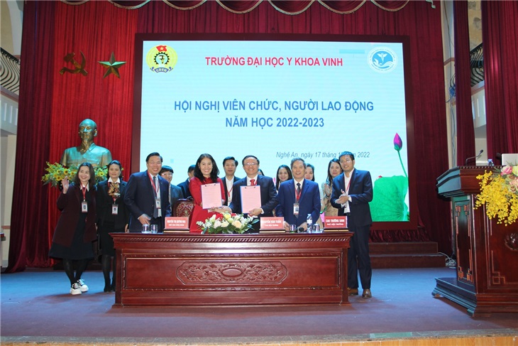 Đại diện Công đoàn trường và lãnh đạo nhà trường ký kết thi đua năm học 2022 - 2023
