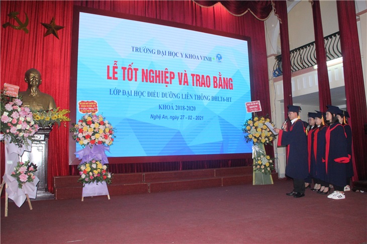 Tân cử nhân đọc lời thề tốt nghiệp