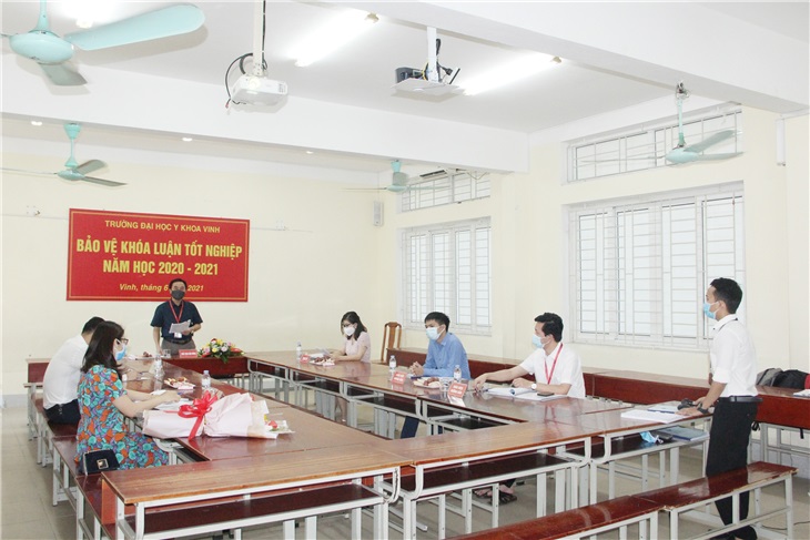 Toàn cảnh một hội đồng bảo vệ khóa luận