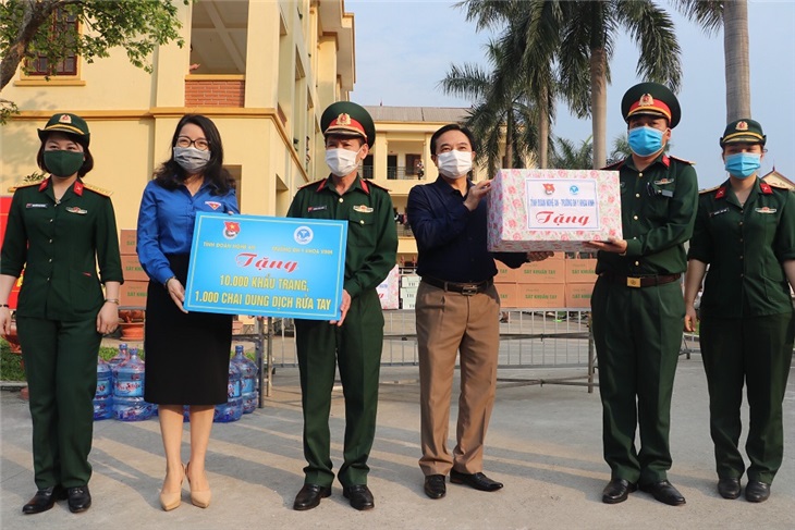 Đ/c Nguyễn Cảnh Phú – Hiệu trưởng trường ĐHYK Vinh và đ/c Nguyễn Thị Hồng Thơm – Q.Bí thư tỉnh đoàn Nghệ An trao quà cho đại diện chỉ huy Bộ CHQS tỉnh và Trung đoàn 764 tại cơ sở cách ly (Ảnh: Tỉnh đoàn)