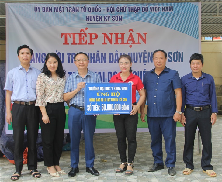 Đại diện lãnh đạo huyện Kỳ Sơn và Thị trấn Mường Xén đón nhận món quà của tập thể Y khoa Vinh