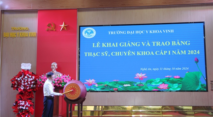 Hiệu trưởng Nguyễn Văn Tuấn đánh trống khai giảng năm học mới 2024 - 2025