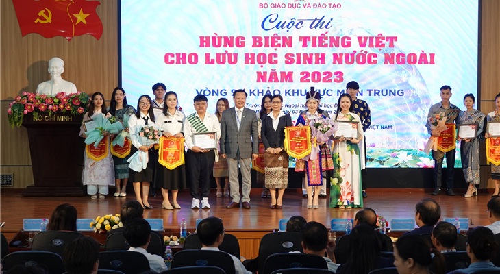 Đội thi Y khoa Vinh nhận đồng giải Nhì  vòng Sơ khảo miền Trung (Ảnh: BTC)