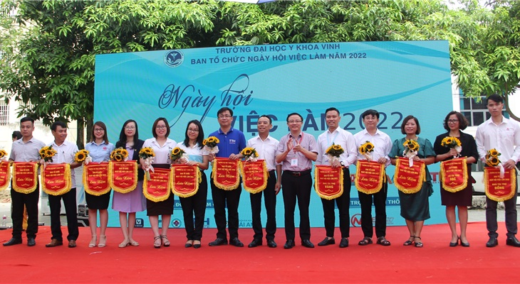 TS. Nguyễn Văn Tuấn - P.Hiệu trưởng trường ĐHYK Vinh - trao hoa, cờ lưu niệm cho các đơn vị tài trợ và tham gia  chương trình
