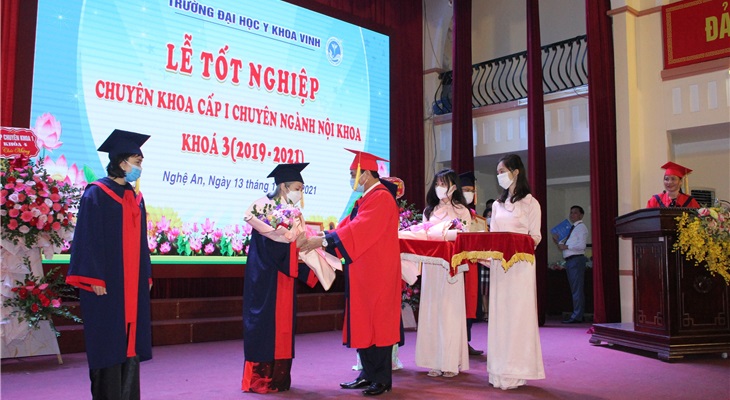 PGS.TS. Nguyễn Cảnh Phú - Bí thư Đảng ủy, Hiệu trưởng nhà trường - trao bằng tốt nghiệp cho các tân BSCKI tốt nghiệp loại Giỏi