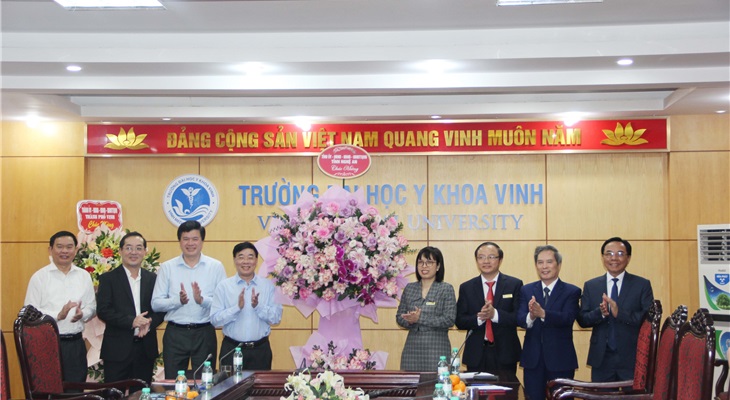 Đ/c Nguyễn Văn Thông - P.Bí thư thường trực tỉnh ủy cùng đoàn tặng hoa chúc mừng nhà trường