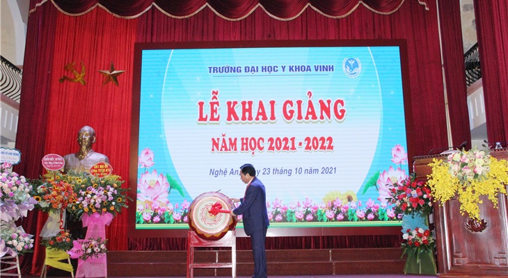 PGS.TS. Nguyễn Cảnh Phú - Bí thư Đảng ủy, Hiệu trưởng nhà trường - đánh trống khai giảng năm học mới