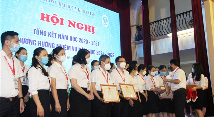 PGS.TS. Nguyễn Cảnh Phú - Hiệu trưởng - tặng Giấy khen cho các cá nhân đạt danh hiệu Chiến sỹ thi đua cấp cơ sở