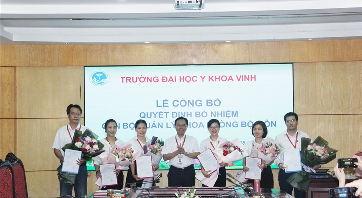 PGS.TS. Nguyễn Cảnh Phú - Bí thư Đảng ủy, Hiệu trưởng nhà trường - trao Quyết định bổ nhiệm và tặng hoa chúc mừng