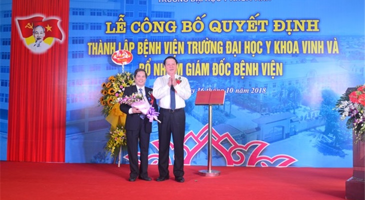 Đồng chí Lê Minh Thông phát biểu chúc mừng Bệnh viện và Nhà trường