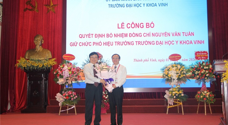 Đồng chí Bùi Đình Long - P.Chủ tịch UBND tỉnh Nghệ An - tặng hoa chúc mừng đồng chí Tân Phó Hiệu trưởng Nguyễn Văn Tuấn