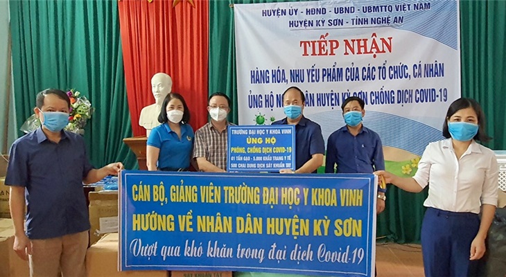 Lãnh đạo chuyên môn và công đoàn tặng quà cho nhân dân huyện Kỳ Sơn