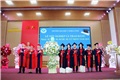 Đại diện tân thạc sĩ, bác sĩ, dược sĩ, cử nhân tặng hoa tri ân lãnh đạo và tập thể cán bộ giảng viên nhà trường