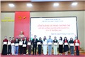 TS. Nguyễn Quốc Đạt - P. Hiệu trưởng - trao chứng chỉ cho học viên
