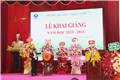 Hiệu trưởng Nguyễn Văn Tuấn đánh trống khai giảng năm học mới