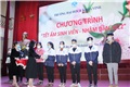 Đ/c Nguyễn Thị Quỳnh Nga - UV BCH Đảng ủy, Chủ tịch Công đoàn trường - tặng quà tết cho các bạn sinh viên