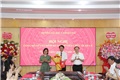 TS. Lê Thị Thanh Tâm - Bí thư Đảng ủy và PGS.TS. Nguyễn Văn Tuấn - Hiệu trưởng - trao quyết định bổ nhiệm và tặng hoa chúc mừng TS. Hồ Đăng Mười trên cương vị mới