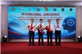 TS. Phạm Ngọc Lan - Trưởng ban Công tác hội viên, Hiệp hội các trường ĐH, CĐ Việt Nam - tặng hoa các đơn vị đồng tổ chức Hội thảo