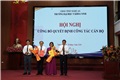 Đ/c Thái Văn Thành - Tỉnh ủy viên, P.Chủ tịch UBND tỉnh và đ/c Phạm Tuấn Vinh - Phó Bí thư Đảng ủy UBND tỉnh - trao quyết định và tặng hoa chúc mừng hai đồng chí trong dịp này