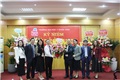 Đ/c Nguyễn Viết Hưng - Giám đốc Sở Nội Vụ - tăng hoa chúc mừng tập thể nhà trường