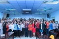 GS.TS Tạ Thành Văn- Hiệu trưởng Trường Đại học Y Hà Nội chụp ảnh với các sinh viên của nhà trường tham gia chống dịch COVID-19 cùng ngành y tế Hà Nội. Ảnh: Văn Trọng