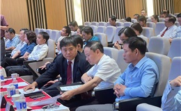 Hiệu trưởng PGS.TS. Nguyễn Văn Tuấn trong buổi toạ đàm