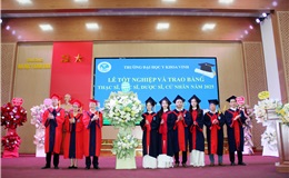 Đại diện tân thạc sĩ, bác sĩ, dược sĩ, cử nhân tặng hoa tri ân lãnh đạo và tập thể cán bộ giảng viên nhà trường