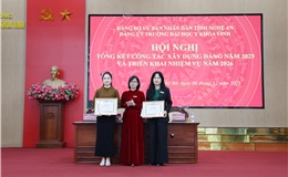 Bí thư Đảng ủy, Chủ tịch Hội đồng trường Lê Thị Thanh Tâm tặng Giấy khen cho Chi bộ đạt danh hiệu Hoàn thành xuất sắc nhiệm vụ tiêu biểu năm 2025