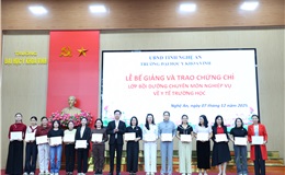 TS. Nguyễn Quốc Đạt - P. Hiệu trưởng - trao chứng chỉ cho học viên