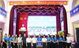 Tập thể lãnh đạo, cán bộ giảng viên Y khoa Vinh cùng nhau hướng về bà con vùng lũ