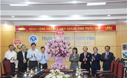Đ/c Nguyễn Văn Thông - P.Bí thư thường trực tỉnh ủy cùng đoàn tặng hoa chúc mừng nhà trường